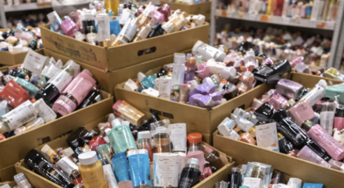 쌓여서 방치 중인 화장품 재고들